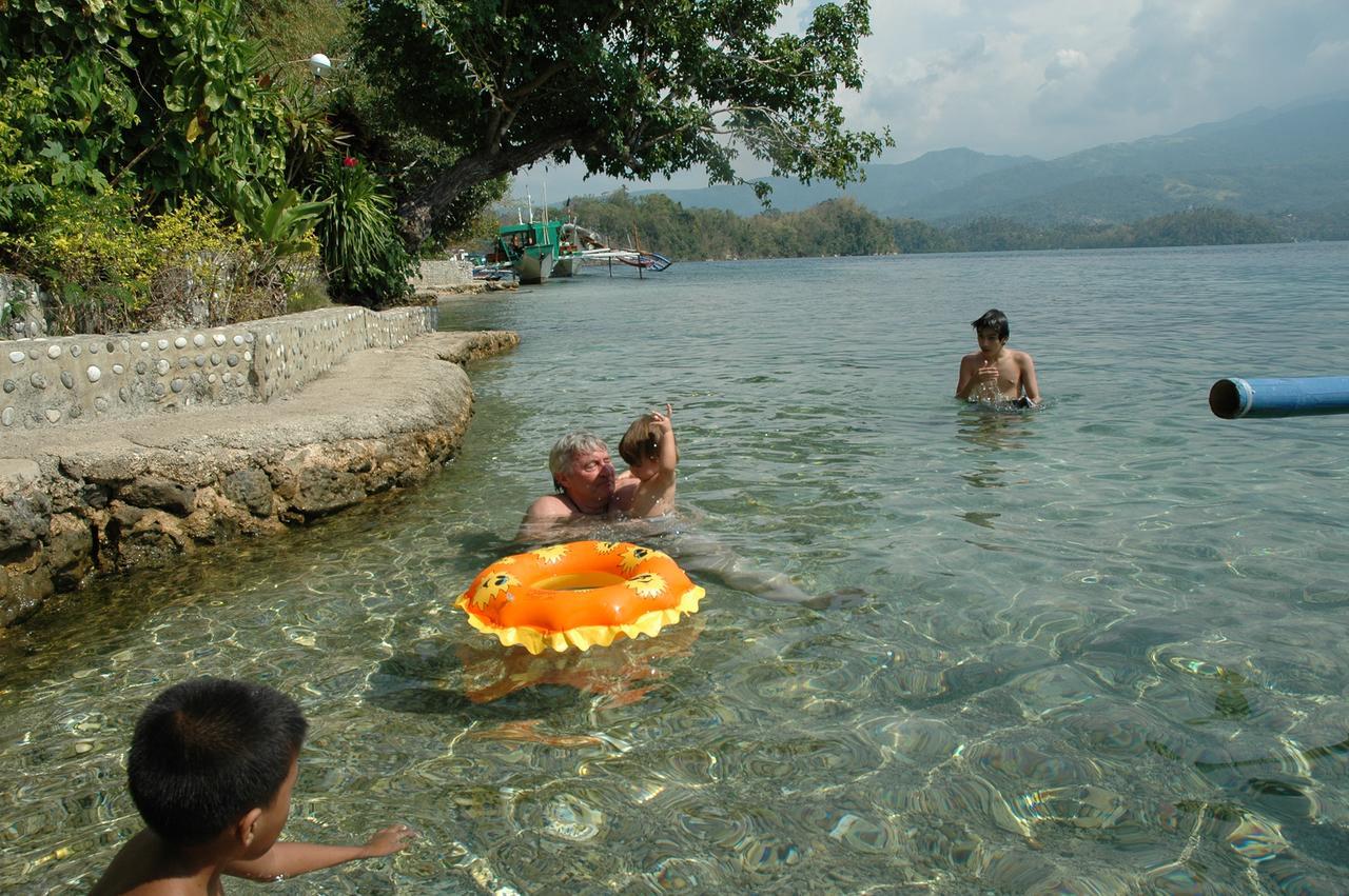 Bamboo Beach Resort Puerto Galera Buitenkant foto