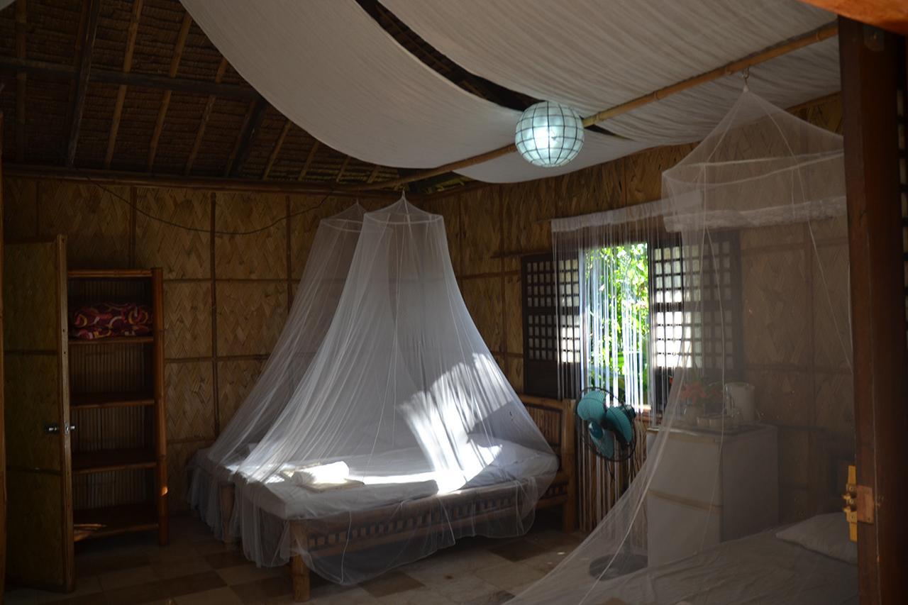 Bamboo Beach Resort Puerto Galera Buitenkant foto